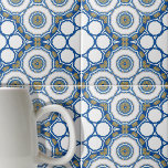 Azulejos Geométricos Azuis e Brancos do Marrocos<br><div class="desc">Esse azulejo cerâmico apresenta uma mistura harmoniosa de elementos geométricos e florais. O azulejo é adornado com uma série de círculos concêntricos, cada camada se gabando de um padrão e sombra diferentes, criando um efeito visual mesmerizante. A camada mais externa é caracterizada por contornos azuis em negrito que formam formas...</div>