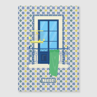Azulejos portugueses e varanda de janela com aves