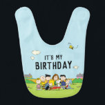 Babador Amendoins | Charlie Brown e Gang Birthday<br><div class="desc">Mantenha a sua pequena limpa e na moda no dia especial com os amendoins Charlie Brown e Gang Birthday Baby Bib! Apresentando personagens adorados como Charlie Brown, Snoopy, Woodstock e o bando de amendoins, esta bicicleta adorável adiciona um toque lúgubre à roupa de aniversário do seu bebê. Perfeito para festas...</div>