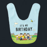 Babador Amendoins | Charlie Brown e Gang Birthday<br><div class="desc">Mantenha a sua pequena limpa e na moda no dia especial com os amendoins Charlie Brown e Gang Birthday Baby Bib! Apresentando personagens adorados como Charlie Brown, Snoopy, Woodstock e o bando de amendoins, esta bicicleta adorável adiciona um toque lúgubre à roupa de aniversário do seu bebê. Perfeito para festas...</div>