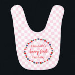 Babador Berry First Birthday<br><div class="desc">Primeira festa de aniversário de morango doce com morangos e amoras azuis em fundo de prancha de picnic rosa</div>