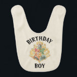 Babador Harry Potter | Hogwarts Crest Birthday Boy<br><div class="desc">Celebre o seu aniversário mágico com esta charmosa bebê do templo Harry Potter. Apresentando a icônica crista Hogwarts e detalhes inspirados no "Feder Mundo",  é o acessório perfeito para adicionar um toque de magia e beleza ao dia especial. Uma escolha encantadora para qualquer jovem fã de Hogwarts.</div>