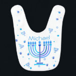 Babador Monograma Hanukkah Menorah Símbolo de Férias das L<br><div class="desc">Hanukkah Menorah Lights Holiday. Decoração do logotipo Monograma e Chanucá com padrão de símbolos tradicionais. Bebês e Crianças > Enfermagem,  Alimentação e Saúde > Bíblias. Israel,  Jerusalém. Sofiartmedia Modern Design. Judaica Modern Design com modelo de texto. Personalize-os adicionando nome ou texto de desejos. Design de dois lados.</div>