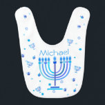Babador Monograma Hanukkah Menorah Símbolo de Férias das L<br><div class="desc">Hanukkah Menorah Lights Holiday. Decoração do logotipo Monograma e Chanucá com padrão de símbolos tradicionais. Bebês e Crianças > Enfermagem,  Alimentação e Saúde > Bíblias. Israel,  Jerusalém. Sofiartmedia Modern Design. Judaica Modern Design com modelo de texto. Personalize-os adicionando nome ou texto de desejos. Design de dois lados.</div>