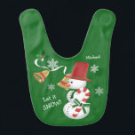 Babador Snowman Christmas Bells<br><div class="desc">Esta belezinha de natação apresenta um adorável boneco de neve vestindo um chapéu de cima e carregando uma bengala vermelha e branca listrada que é amarrada com um arco verde bonito. Atrás dele está uma fita branca com holly e uma campainha. As imagens são colocadas sobre um fundo verde de...</div>