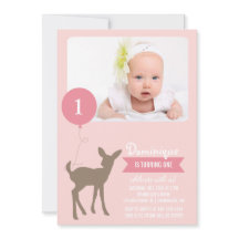 Baby Deer com um convite de aniversário para fotos