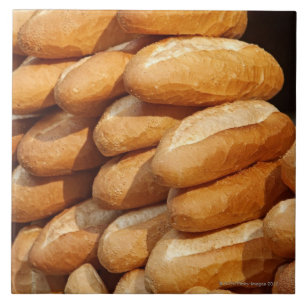 Baguette, pão, para a venda na rua pelo vendedor