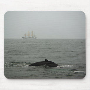 Baleia de Humpback e navio alto Mousepad