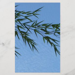 bambu sobre céu de nuvens