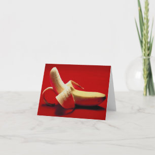 Banana num cartão de quarto vermelho