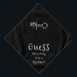 Bandana Adivinha quem vai ser um Cão Negro Irmã Grande<br><div class="desc">Banda branca, com um anúncio de texto bonito, engraçado... Adivinha quem vai ser uma Irmã Grande? Porque o seu animal de estimação também faz parte da família! Perfeito para anunciar um novo animal de estimação ou bebê! A cor de fundo é personalizável para qualquer cor desejada, assim como o estilo,...</div>