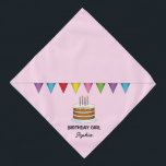 Bandana Bolo com faixa colorida na garota rosa de aniversá<br><div class="desc">A ilustração original do desenho de Destei de um bolo de aniversário marrom com quatro velas e um banner colorido sobre o bolo. A cor de fundo é rosa claro. Uma área de texto personalizável diz: "Rapariga de aniversário" enquanto em outra há espaço para um nome.</div>