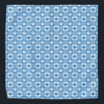 Bandana Gingham azul com impressões de pata<br><div class="desc">Pamper seu animal de estimação com este gingham azul eterno com bandana com patas padronizadas!</div>