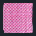 Bandana Gingham rosa-bonito com impressões de pata<br><div class="desc">Pamper seu animal de estimação com este eterno de gingham rosa com bandana com patas padronizadas!</div>