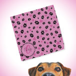 Bandana Impressões de pata e padrão de corações Nome do mo<br><div class="desc">Banda branca com estampas pretas e corações cor-de-rosa. Adorável acessório para cães e donos de cães :) ・ Personalize-o com o nome e o monograma do animal de estimação, exclua texto ou personalize ainda mais - edite fontes, cores, redimensione/mova/exclua elementos, adicione texto e muito mais ou transfira-o em outro produto....</div>