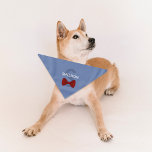 Bandana Monograma com Arco de cor branca Nome do animal<br><div class="desc">Seu monograma e nome sobre uma canvas azul, terminaram com uma bela gravata vermelha arco. Preencha o modelo para adicionar o nome do seu animal de estimação ou remova a opção de nome completamente; conforme preferir. A cor de fundo pode ser alterada, usando o menu de edição. O estilo, o...</div>