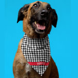 Bandana Nome Vermelho Personalizado na Pet de Padrão Hound<br><div class="desc">Impresso em um lado, bandana padrão robusta preto e branco com o nome do cachorro em uma banda vermelha. Duas apresentações disponíveis: 18"x18" (crianças, cães pequenos) e 22"x22" (adultos, cães grandes). Altere facilmente o nome usando o Modelo fornecido. Tecido leve que respira bem e seca rapidamente. 100% de poliéster fiado....</div>