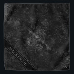 Bandana Onyx Black Velvet | Monograma de Grunge Chalkboard<br><div class="desc">Paleta de humor dramática com fundo de veludo esmagado, de inspiração gótica escura e rica, da coleção "Moody Jewel Tones". Este design apresenta uma textura de cor d'água de veludo inspirada em tons de joia profundos. A aparição metálica falsa dá-lhe uma sofisticação limpa e um aspecto personalizado. O moderno gradiente...</div>