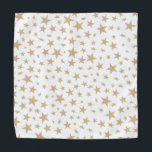 Bandana Padrão de estrelas Douradas e dispersas modernas<br><div class="desc">Deixem a vossa luz brilhar com esta impressão de luz assimétrica única e moderna do que as estrelas douradas num padrão disperso e multidimensionado. Chic e minimalista,  mas com uma vibração quente de marrom-claro.</div>