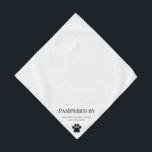 Bandana Pet Comercial do Groomer de Cães de Impressão de P<br><div class="desc">Esta simples pata preta e branca imprime Bandana é perfeita para os profissionais de cultivos de animais. Todo o texto preto que pode ser personalizado editando o design onde você também pode adicionar elementos e mais texto se desejar,  juntamente com campos modelo para personalizar o texto.</div>