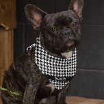 Bandana Pet Name Houndstooth Menor ao quadrado de 18x18 po<br><div class="desc">Impresso em um lado, bandana padrão robusta preto e branco com o nome do animal de estimação em uma banda preta. Duas apresentações disponíveis: 18"x18" (crianças, cães pequenos) e 22"x22" (adultos, cães grandes). Altere facilmente o nome usando o Modelo fornecido. Tecido leve que respira bem e seca rapidamente. 100% de...</div>