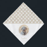 Bandana Pet Personalizado Fotografia E Nome Com Pinças Bra<br><div class="desc">Design de modelo de foto de animais de estimação bonito e personalizável com patas brancas em uma cor de fundo bege (alterável). Altere a fotografia de exemplo para uma fotografia do seu próprio animal de estimação e personalize o nome e o campo de texto com o seu texto personalizado. Metade...</div>