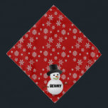 Bandana Snowflakes e Snowman Dog Name<br><div class="desc">Vestir seu cachorro para a bandana da época de Natal e inverno. Esta bandana vermelha apresenta um fundo floco de neve com uma camada de neve e espaço para o nome do seu cachorro.</div>