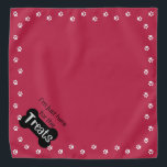 Bandana Tripulação óssea Cat Viva Magenta<br><div class="desc">Estique seu animal de estimação com esse adorável cão branco ou bandana gata. A cor é Viva Magenta com pegadas brancas e uma citação honesta e fofa "Estou Aqui para os Tratamentos." Outras cores e tamanhos disponíveis na minha loja Zazzle.</div>