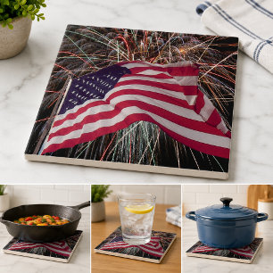 Bandeira americana e fogos-de-artifício