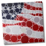 Bandeira Americana Patriótica Única<br><div class="desc">Este impressão abstrato patriótico legal apresenta uma bandeira abstrato-americana com estrelas e listras fluentes. O branco vermelho e o azul são formados por círculos de diferentes tamanhos. AZULEJO de cerâmica Patriótico Red White Blue American Flag EUA</div>