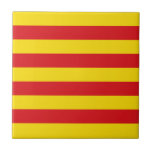 Bandeira Catalã<br><div class="desc">Este item apresenta as faixas icônicas vermelha e amarela da bandeira catalã. A Catalunha (Catalunha) é uma comunidade autônoma no canto nordeste da Espanha,  que possui um forte movimento nacionalista em busca da independência da região. A maior cidade da Catalunha é Barcelona,  situada na costa do Mar Mediterrâneo.</div>
