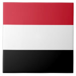 Bandeira do Iémen<br><div class="desc">Esta design apresenta a bandeira nacional do Iémen (oficialmente conhecida como a República do Iémen), que é um país no extremo sul da Península Arábica na Ásia Ocidental. O Iémen é confinado pela Arábia Saudita ao norte, o Mar Vermelho ao oeste, o Golfo de Aden e o Canal Guardafui ao...</div>
