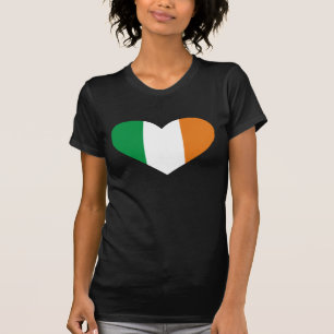 Bandeira irlandesa em uma camisa das mulheres da
