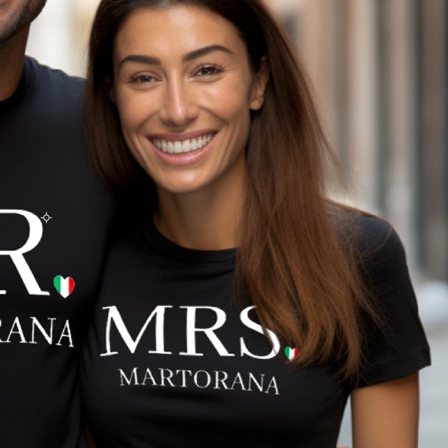 Bandeira Italiana Coração Personalizado Sobrenome  (Couple's t-shirt in black with MRS.Italian Flag Heart for the periodEngagement or Wedding gift)