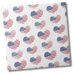 Bandeira Patriótica Americana Custa<br><div class="desc">Pequeno azulejo de cerâmica Bastante Patriótico Americano Bandeira Rústica Rústica de Bandeira Americana. Apresenta um padrão de corações rústicos ou angustiados com a bandeira americana para compor uma divertida imagem vermelha, branca e azul! Quer queiras usar este azulejo como uma pequena porta copos ou trivit para uma bebida ou prato......</div>