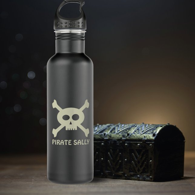 Bandeira Pirata Caveira e Crossbones Garrafa Negra (Yarr! Just add yer name to this cute pirate water bottle and set sail to hydration )