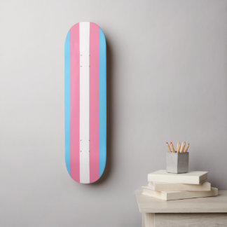 Bandeira trans em skate