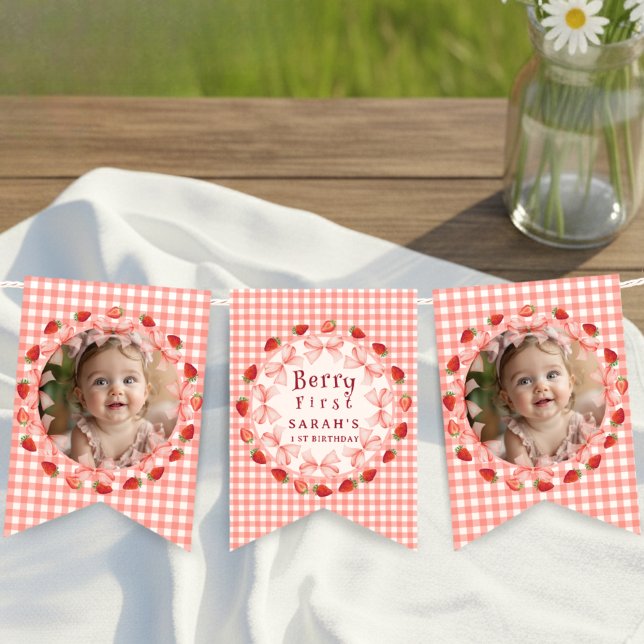 Bandeirinha Fofura Berry Primeiro Aniversário Ginga Vermelha F (Coquette Berry First Birthday Red Gingham Photo Bunting Flags)