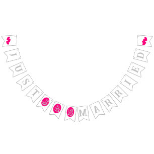 Bandeirinha Texto prateado e iniciais, corações magenta em bra