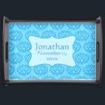 Bandeja Azul Damask Baby Boy Name Personalizado Data de Na<br><div class="desc">Esta bandeja é excelente para o berçário para o bebê recém-nascido guardar os itens necessários para cuidar do bebê. A bandeja também é comemorativa personalizada com o nome e a data de nascimento do bebê. Este padrão de design damask apresenta um damasco azul turquesa e azul claro. Um emblema azul...</div>