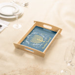 Bandeja Decorativo Menorah Hanukkah<br><div class="desc">Adicione alguma decoração Chanukah à sua casa esta temporada. Este Hanukkah decorativo que serve a bandeja apresenta uma menorah dourada cercada por folhas,  estrelas e espirais contra um rico fundo azul. Adicione sua própria mensagem abaixo. Disponível com produtos correspondentes.</div>