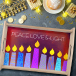 Bandeja Hanukkah Menorah Candles sobre Red Peace Love Ligh<br><div class="desc">"Paz, amor e luz." Uma ilustração lúdica, moderna e artística das velas de padrão de feto ajuda você a insistir nas festas de Chanucá. Velas azuis cortadas com padrões coloridos de folha de alumínio sobrepõem-se a um fundo de textura laranja vermelho, rico e profundamente queimado. Sinta o calor e a...</div>