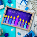 Bandeja Hanukkah Menorah fecha a luz azul do amor pela paz<br><div class="desc">"Paz, amor e luz." Uma ilustração lúdica, moderna e artística das velas de padrão de feto ajuda você a insistir nas festas de Chanucá. Velas azuis cortadas com padrões coloridos de folha de alumínio sobrepõem um fundo rico e profundo de textura azul. Sinta o calor e a alegria da época...</div>