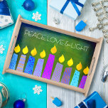 Bandeja Hanukkah Menorah vela a luz verde do amor pela paz<br><div class="desc">"Paz, amor e luz." Uma ilustração lúdica, moderna e artística das velas de padrão de feto ajuda você a insistir nas festas de Chanucá. Velas azuis cortadas com padrões de folha de alumínio coloridas cobrem um fundo verde rico e profundo. Sinta o calor e a alegria da época de férias...</div>