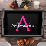 Bandeja Nome do Monograma Girly Black Script Hot-Pink<br><div class="desc">Nome do Monograma Simples de Script Preto e Rosa Quente Local para Servir a Bandeja. Isso faz a formatura perfeita,  aniversário,  casamento,  chá de panela,  aniversário,  chá de fraldas ou presente de festa de solteira para alguém que ama luxo de vidro e estilos quíticos.</div>