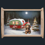 Bandeja Winter Dachshund Caravan Christmas Adventure<br><div class="desc">Adotar a magia de uma noite de inverno nevada enquanto uma caravana desliza graciosamente através da paisagem iluminada pela lua. A beleza serena da neve escutadora e o brilho encantador da lua criam uma cena cativante,  prometendo uma aventura inesquecível de Natal cheia de calor,  alegria e memórias queridas.</div>