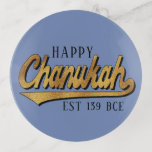 Bandejas Hanukkah Glass Dish "Chanukah Retro Design"<br><div class="desc">Hanukkah Dreidel Small Glass Dish "Chanukah Retro Design" Personalize Mostre seus sonhos especiais de Hanukkah... uso para sabonetes decorativos ou qualquer outra coisa que traria mais "feliz" para a sua celebração em Chanucá. Personalizar eliminando, substituindo e ajustando o texto. Escolha seu estilo, tamanho e cor de fonte favoritos. Altere a...</div>