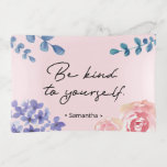 Bandejas Personalizado Seja gentil com sua aquarela<br><div class="desc">Personalize esta bandeja de trinket com as minhas flores de aquarela em estilo boho-chic,  citação inspiradora "Seja gentil consigo mesmo" num fundo cor-de-rosa. Um ditado motivador,  encorajador e inspirador. Dê a cada senhora na sua vida um presente especial e personalizado que eles irão apreciar.</div>