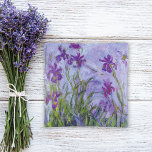 Bandejas Purple Irises Claude Monet Fine Art<br><div class="desc">Purple Irises (c. 1917) apresentada por Claude Monet (1840-1926). Renomado como pioneiro do Impressionista Francês,  a representação cativante de Monet de irlandeses balançantes foi reproduzida digitalmente neste prato de vidro,  apresentando uma perfeita mistura de funcionalidade e elegância artística.</div>