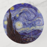 Bandejas Vincent Van Gogh Starry Night Vintage Fine Art<br><div class="desc">Vincent van Gogh Starry Night Fine Art Painting Starry Night Starry Night é uma pintura do artista poste-impressionista holandês Vincent van Gogh. O céu azul à noite está cheio de nuvens, estrelas e uma lua crescente brilhante. A Noite Estrelada é a única noturna na série de visões da janela do...</div>